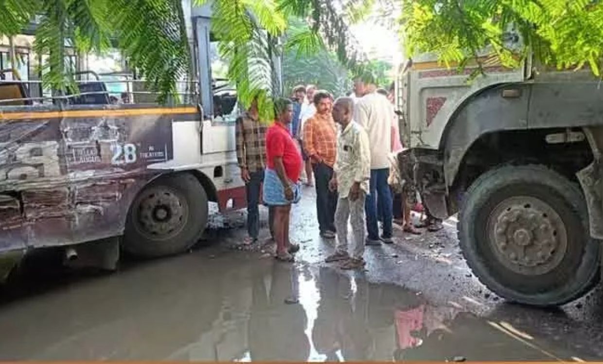 ఘోర రోడ్డు ప్రమాదం.. ఆర్టీసీ బస్సు, టిప్పర్ ఢీ.. స్పాట్ లో!